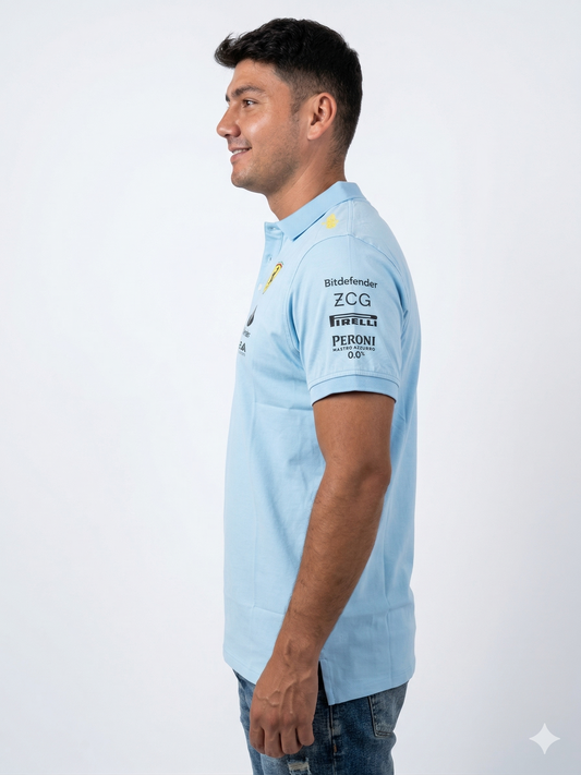Camisa Polo Scuderia Ferrari F1 | Azul Celeste & Patrocinios 2026