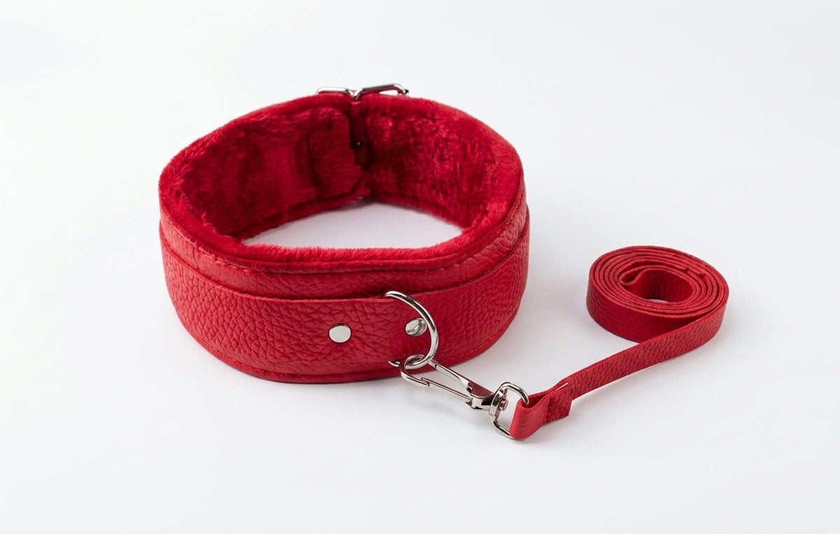 Collar Erótico de Cuero Sintético con Interior de Peluche y Correa – Rojo